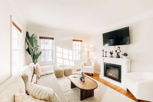 Photo - 1570 Chelsea St