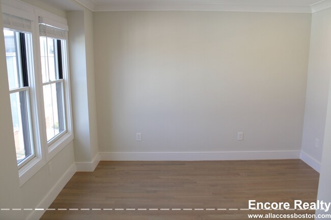 Photo - 303 Maverick St
