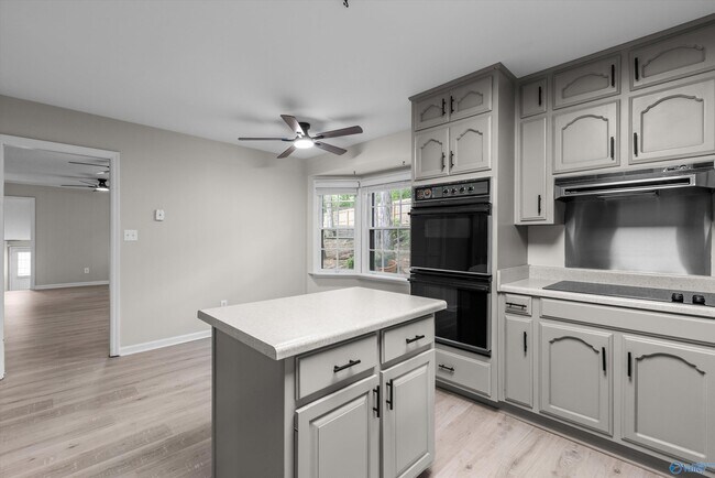 Photo - 1305 Hiwan Trail SE