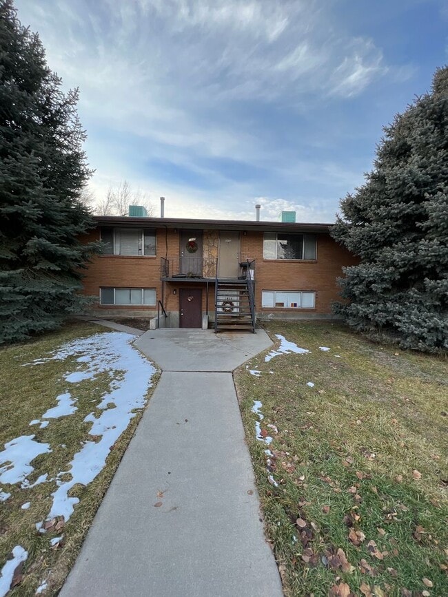 Building Photo - 2 Bedroom Apartment -2023 remodel New paint, flooring, and granite countertops Unit 1434