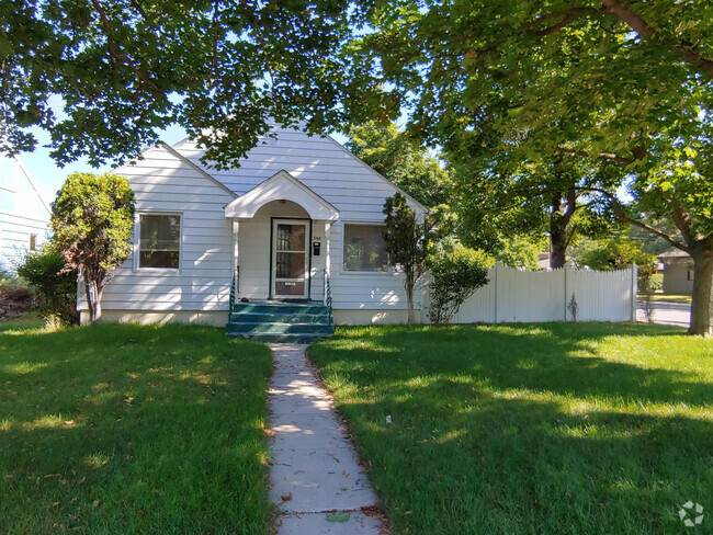 Building Photo - Beautiful University Area Home