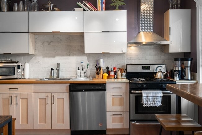 Building Photo - 61 Cummins Hwy Unit 3