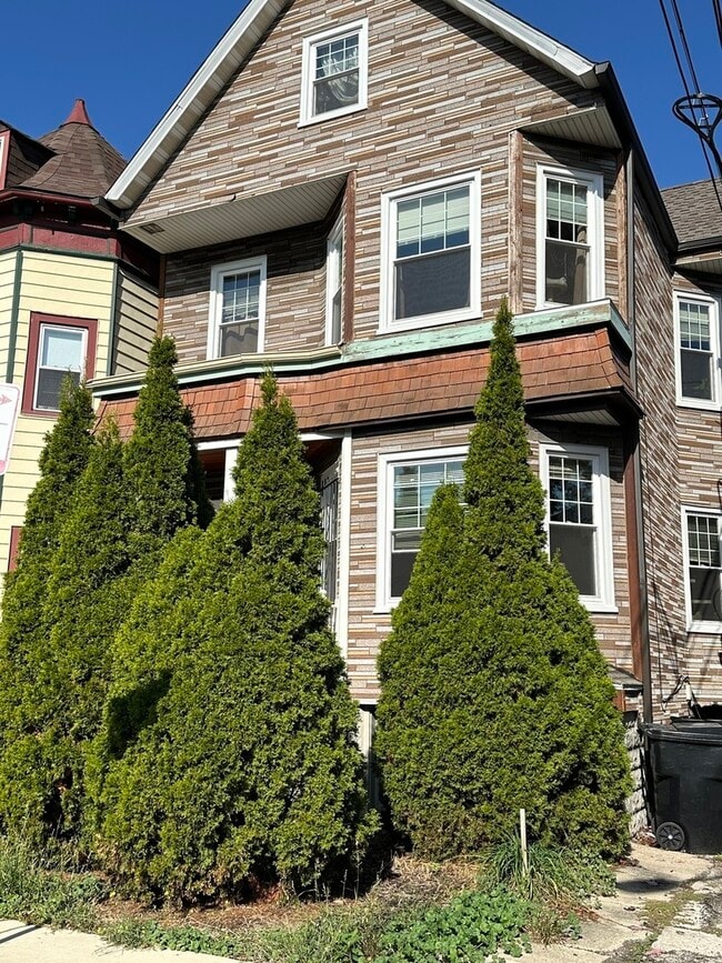 Building Photo - 3448 W Drummond Pl Unit 2