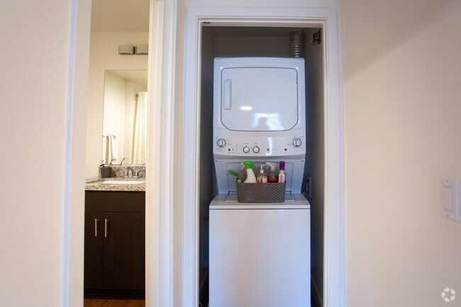 1BR, 1BA-678 SF