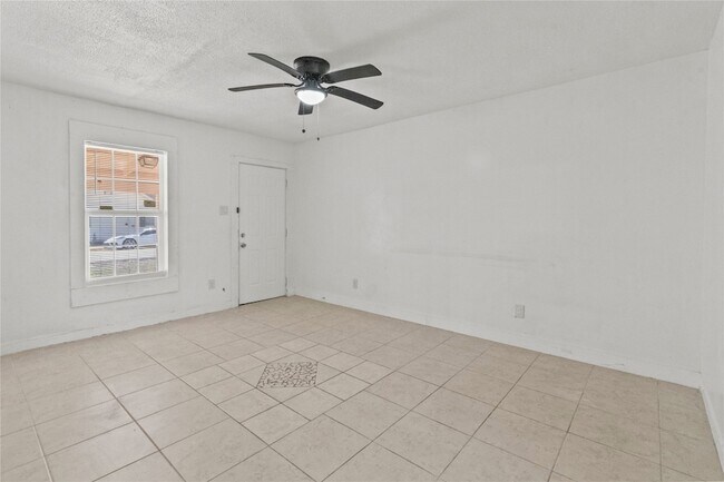Photo - 317 E B St