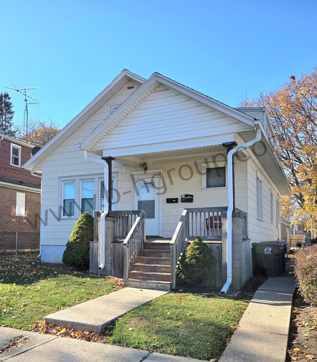 Building Photo - 5004 28th Ave Unit Upper