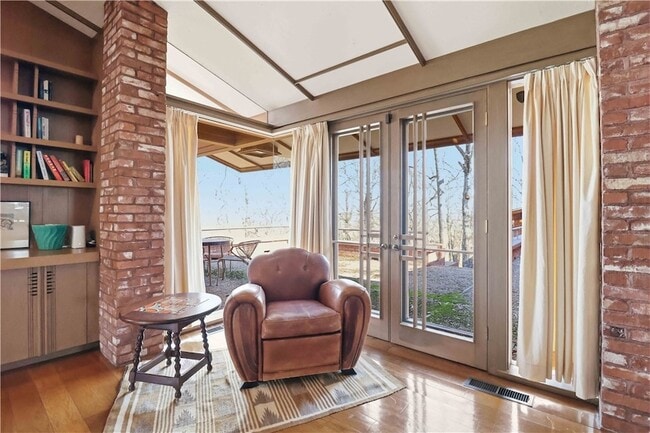 Photo - 951 Pembroke Rd