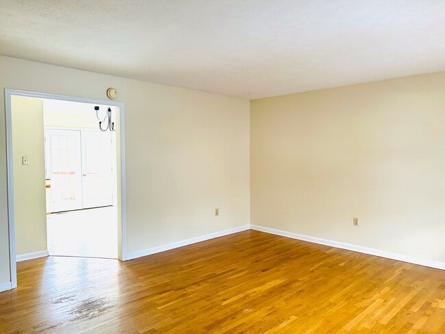 Photo - 402 Tudor Dr