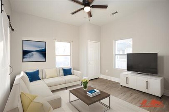 Photo - 211 W Cherry St