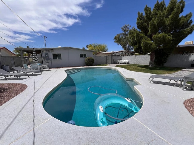 Building Photo - 1031 N 78th Pl