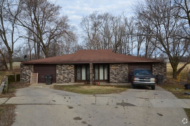 Building Photo - Remodeled Three Bedroom Duplex South Side ... Rental