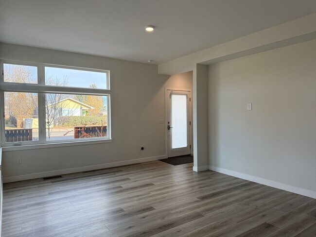 Photo - Fresh-Modern-Convenient 2/3/2 Twnhome