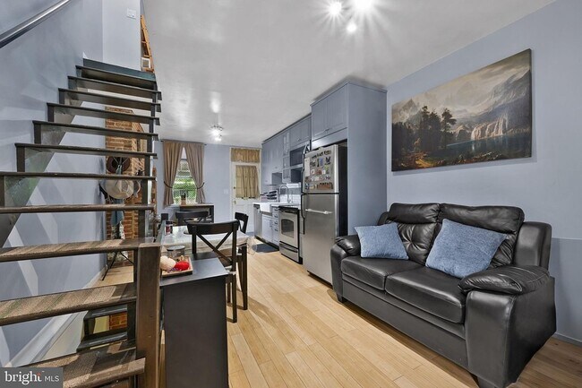 Photo - 635 Dover St