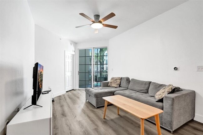 Photo - 533 NE 3rd Ave Unidad 205