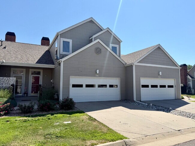 Lakeside 3 Bed/2.5 Bath Townhome in Gateway Community! Quiet, Scenic Living in The Heart Of Denver!