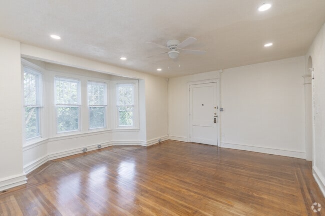 2BR, 2BA - 1300SF - Living Room