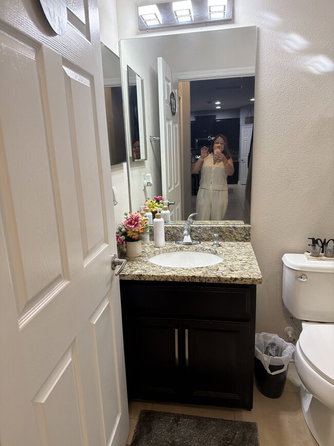 Baño completo con ducha de mano - 10433 Waterstone Dr