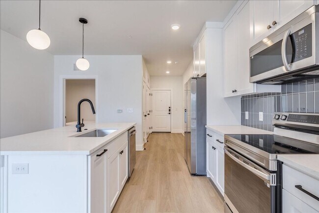 Photo - Clean and New - 4 bed 4 bath apartment Unit 202