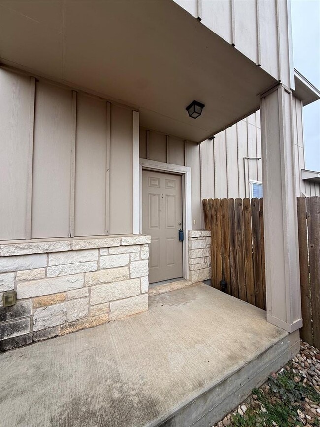 Building Photo - 334 TX-332 Loop