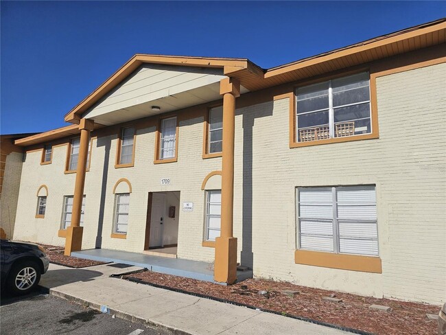 Building Photo - ESSEX PARK VILLAGE Unit C