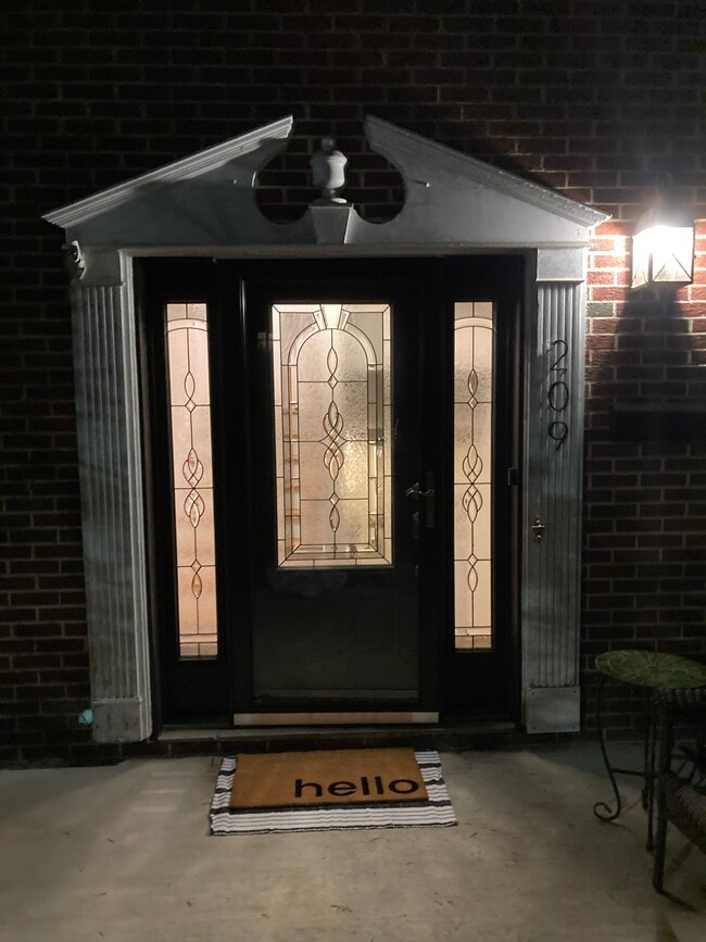 Photo - 209 E Knox St