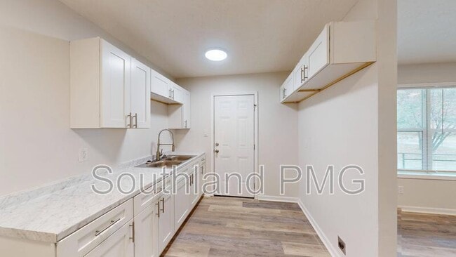 Building Photo - 605 Lake Rd