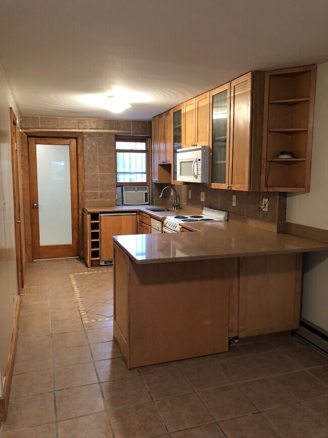 Stone countertops, new appliances, gourmet, built in freezer and fridge - 608 1/2 Acker Place NE