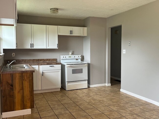 Photo - 4-5 Bedroom With 1 Bathroom