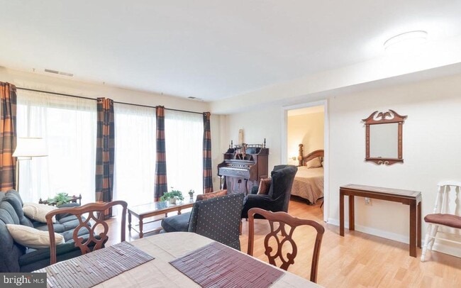 Building Photo - 21 Canterbury Square Unit 102