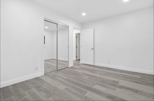 Building Photo - 4925 Indian Wood Rd Unit Tara Hills Condo