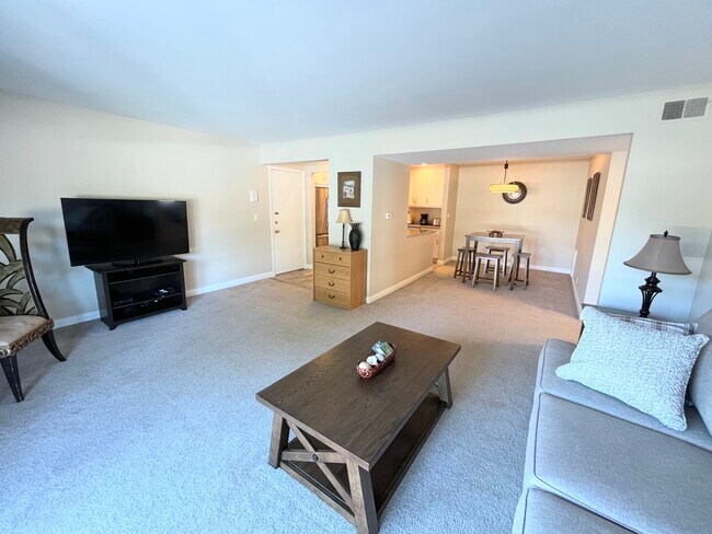 Photo - 3614 Lakeshore Dr Unidad J6