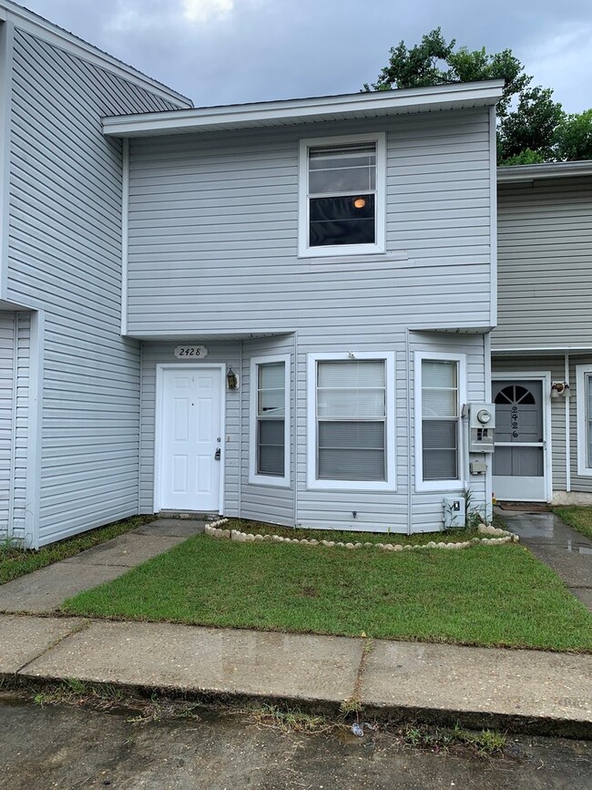 Cute townhome located in Lynn Haven with 2... - Cute townhome located in Lynn Haven with 2...