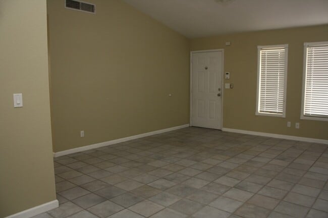 Photo - Fabulous 3 bedroom 2 bathroom Big Back Yard