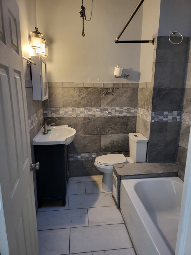 Photo - 643 N Peach St