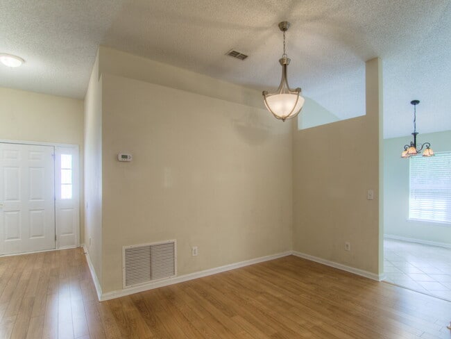 Photo - 1588 Glen View St