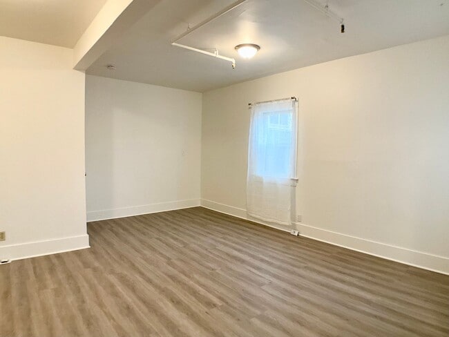 Photo - RENOVATED and Private. DISHWASHER, ON-SITE LAUNDRY, HARDWOOD! Unidad #12