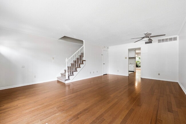 GREAT LOCATION 2BED 2BATH! FENCED IN YARD!