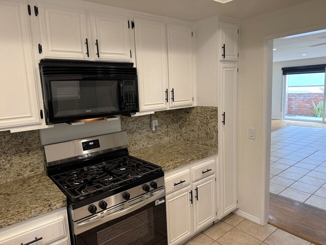 Photo - Fully Renovated,  2+2.5 spacious Santa Monica Townhouse Condo Unit 5