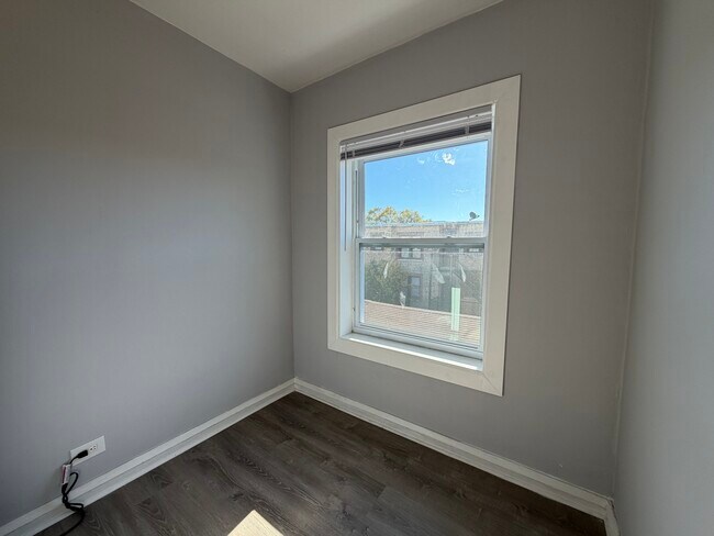 Photo - 6956 N Ashland Ave Unit 305