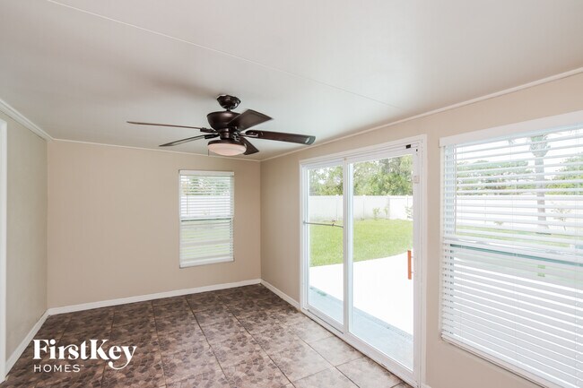 Photo - 1992 Tranter Ave SE