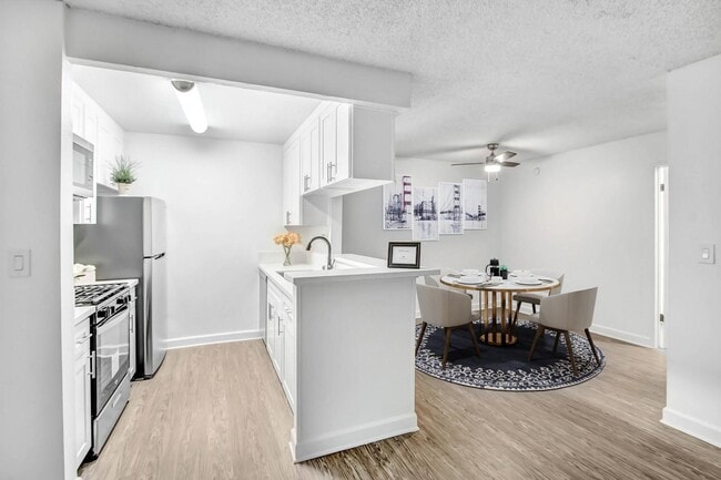 Photo - 5830 Reseda Boulevard