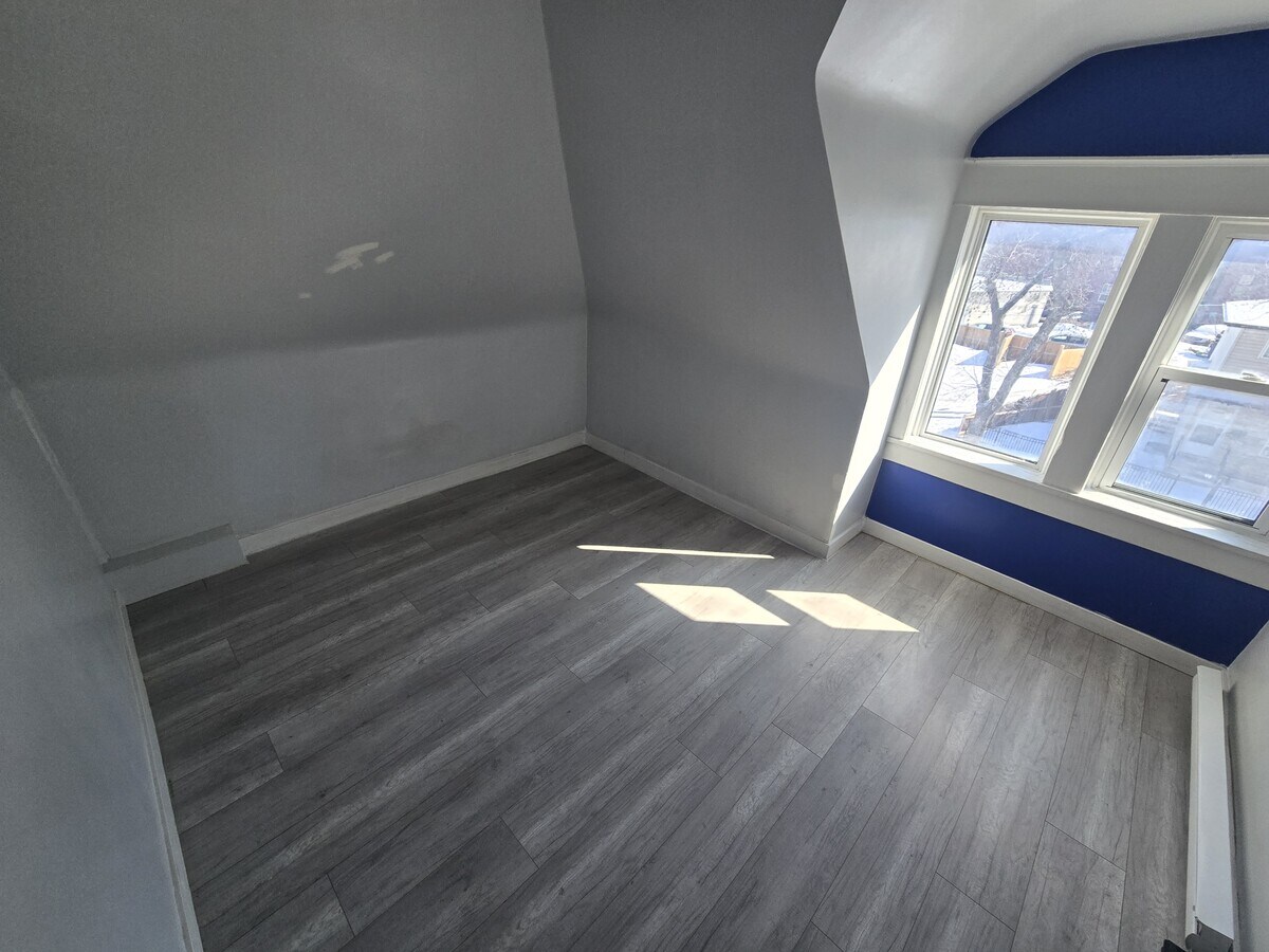 Photo - 806-806 Simcoe St Unit 4