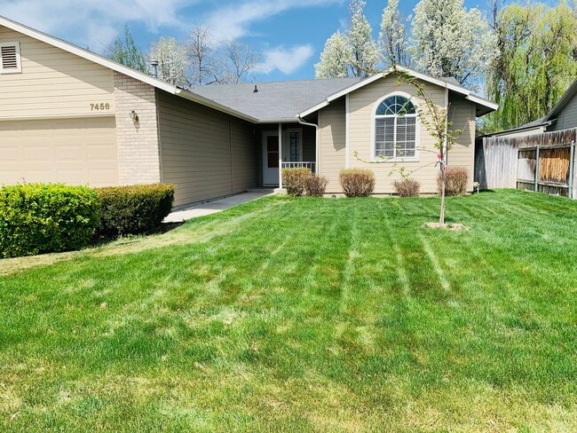 Building Photo - Great Home, Close Foothills Location