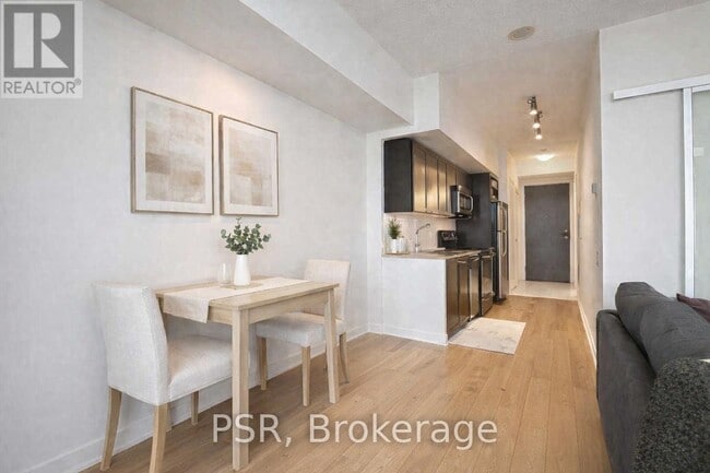 Photo - 105 The Queensway Unité 1212