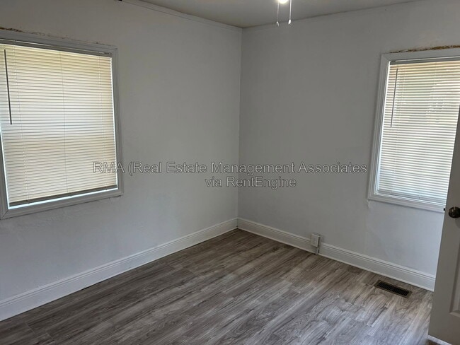 Photo - 917 E Broadway St