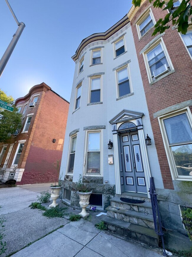 Building Photo - Elegant Urban Living in a Classic End-Row ... Rental