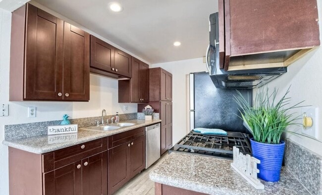 440 Parkside Dr