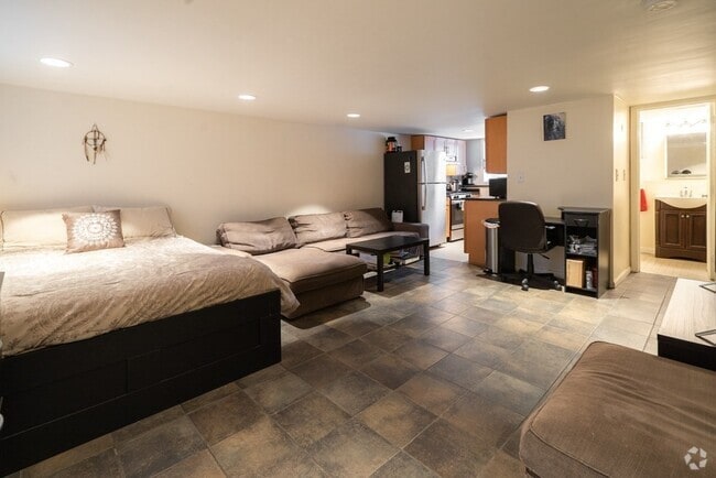Building Photo - 2 Hingham St Unit 4B Rental