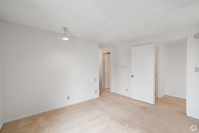 1BR, 1BA - 800SF - Bedroom