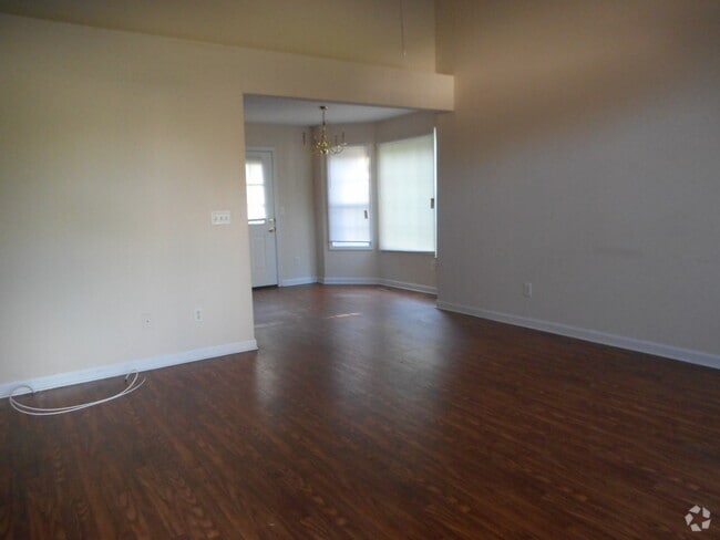 Building Photo - Sweet 4 Bed x 2 Bth (SORRY! NO SECTION 8) Rental